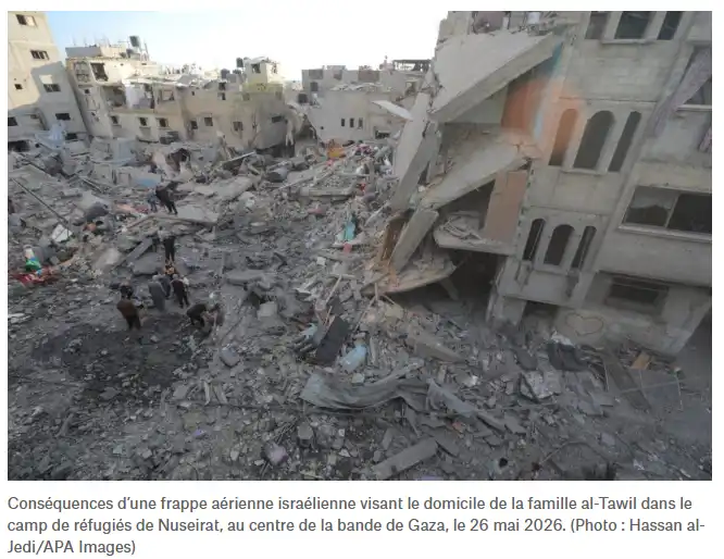 Conséquences d’une frappe aérienne israélienne visant le domicile de la famille al-Tawil dans le camp de réfugiés de Nuseirat, au centre de la bande de Gaza, le 26 mai 2026. (Photo : Hassan al-Jedi/APA Images)