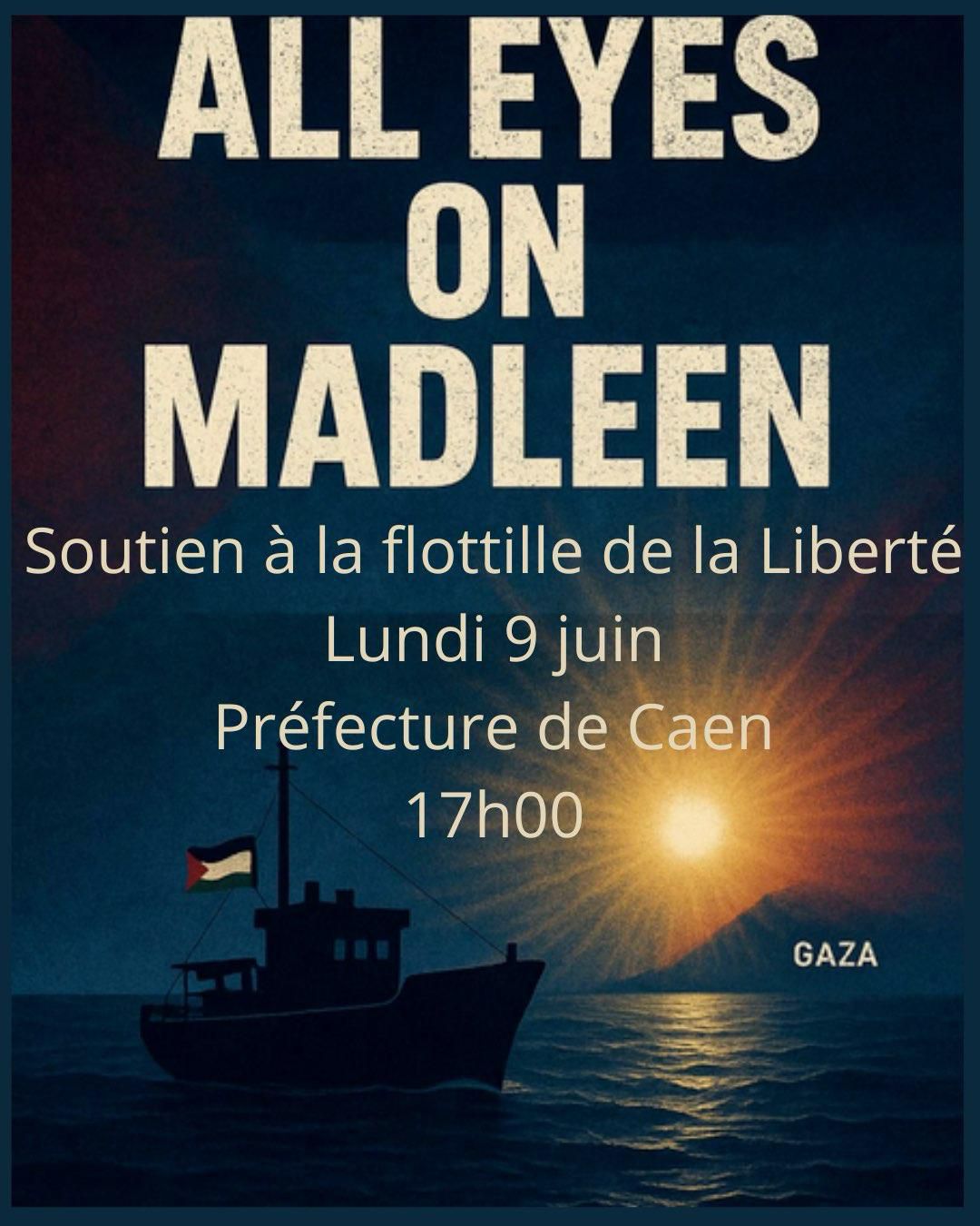 Un bateau noir hissant le drapeau palestinien en mer alors que le soleil se lève.